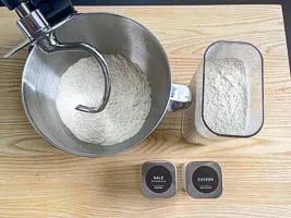 Mehl mit Salz und Zucker mischen