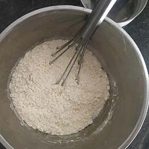 Mehl und Zucker in einer Rührschüssel vermengen