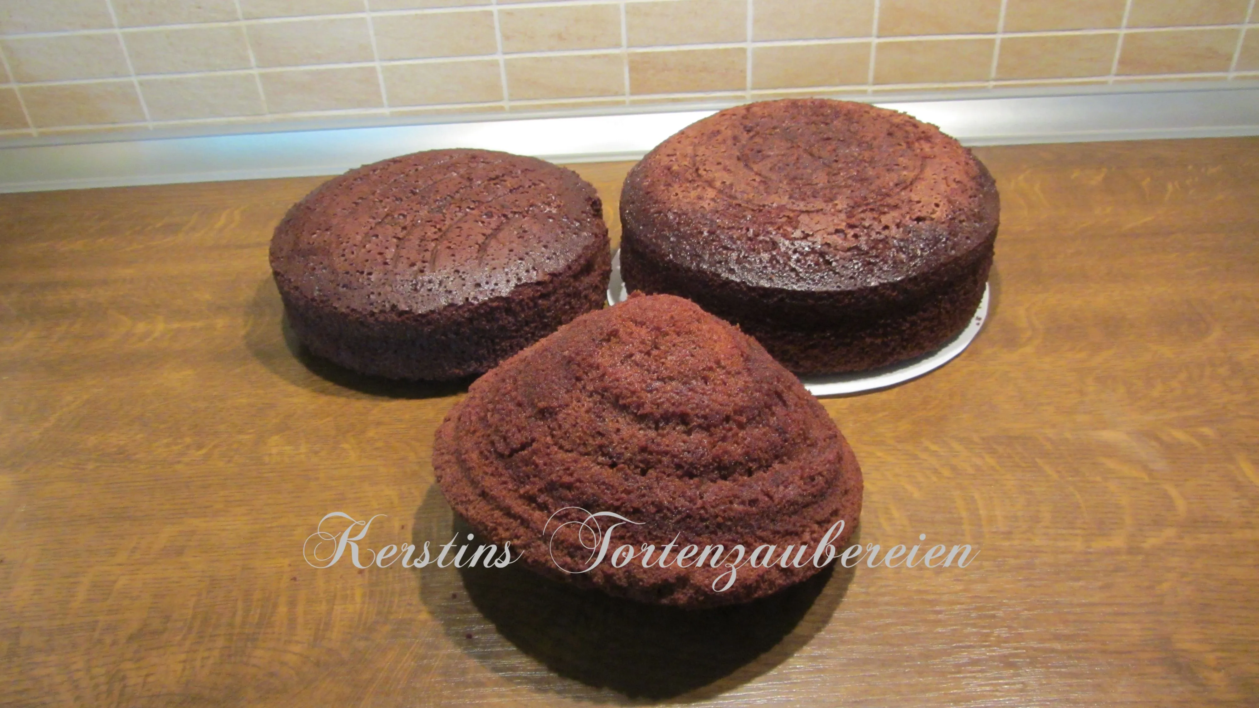 Mehrere Schichten einer Torte, die mit Buttercreme gefüllt und gestapelt werden