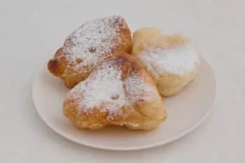 Mekitsa Bulgarische Donuts mit Puderzucker