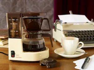 Melitta Aromaboy® Kaffeemaschine im Retro-Design, die ihre langjährige Präsenz und Entwicklung seit 1979 symbolisiert
