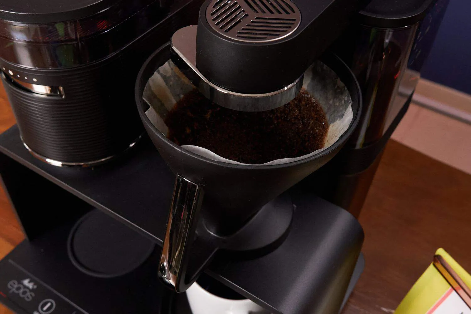 Melitta Epos beim automatisierten Kaffeeaufbrühen mit rotierendem Duschkopf