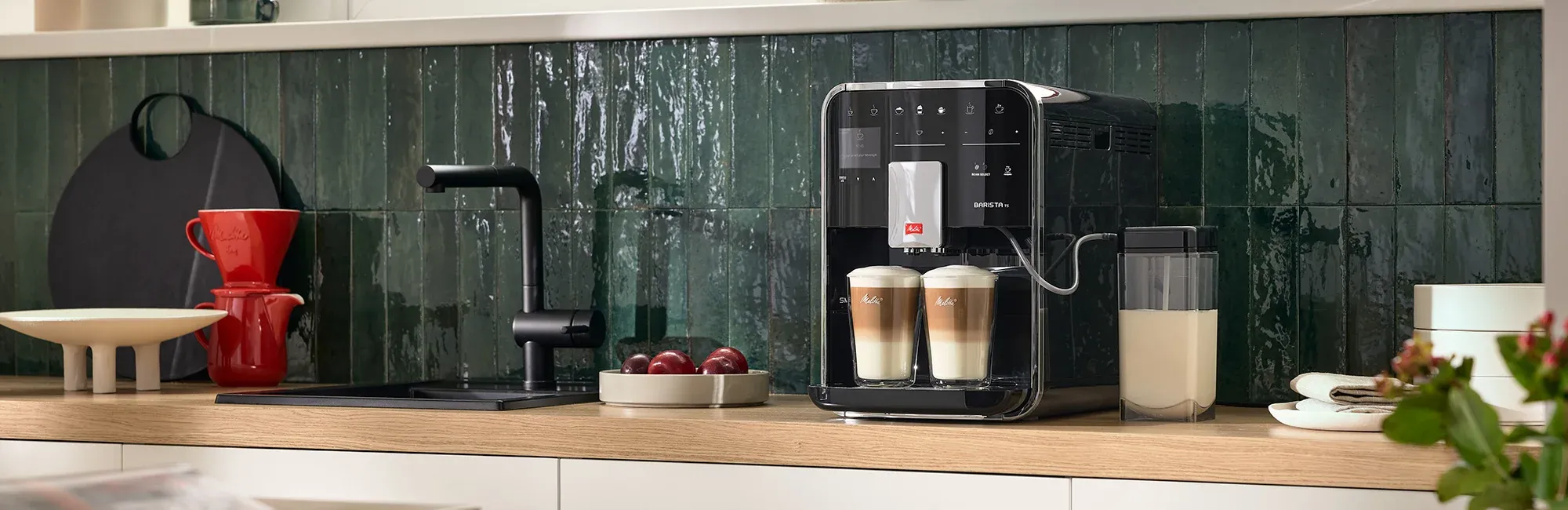 Melitta LatteSelect in einer modernen Küche mit einer Tasse Kaffee