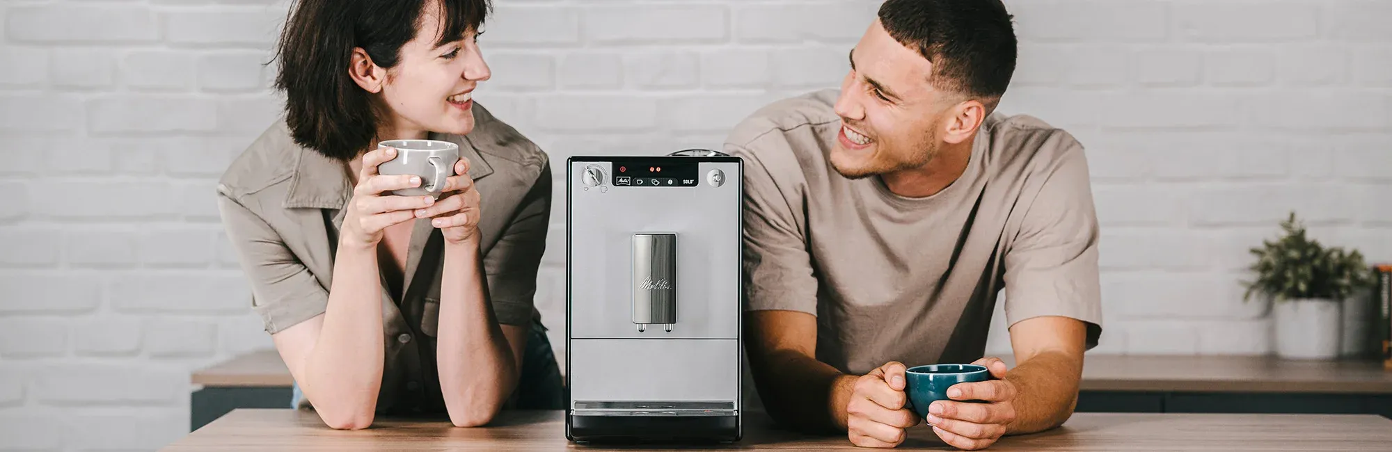 Melitta Solo Kaffeevollautomat in Silber, der elegant in einer modernen Küche steht.