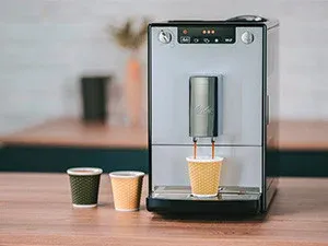 Melitta Solo Kaffeevollautomat von vorne, betont seine geringe Breite.