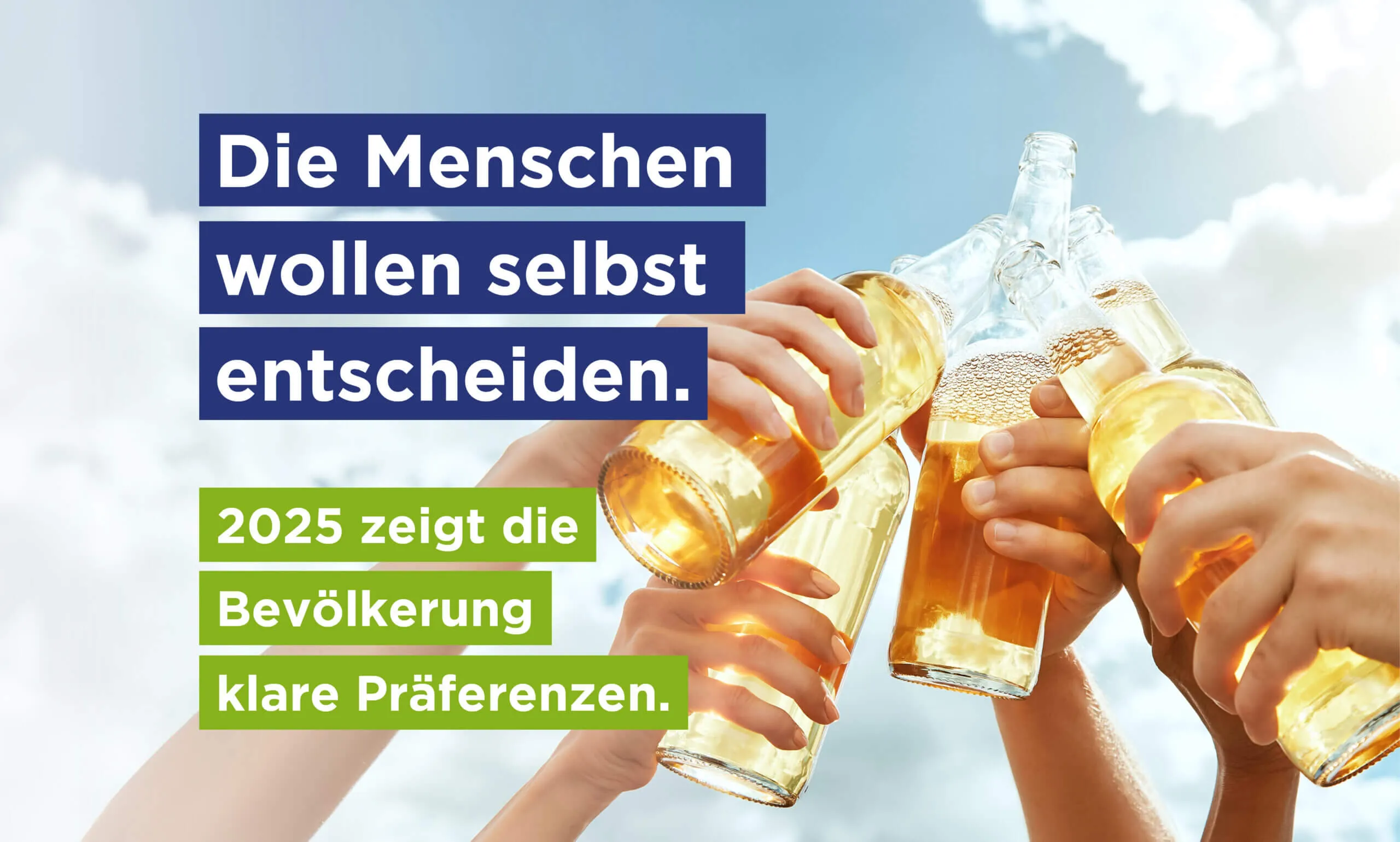 Menschen genießen Erfrischungsgetränke bei einem geselligen Beisammensein im Freien