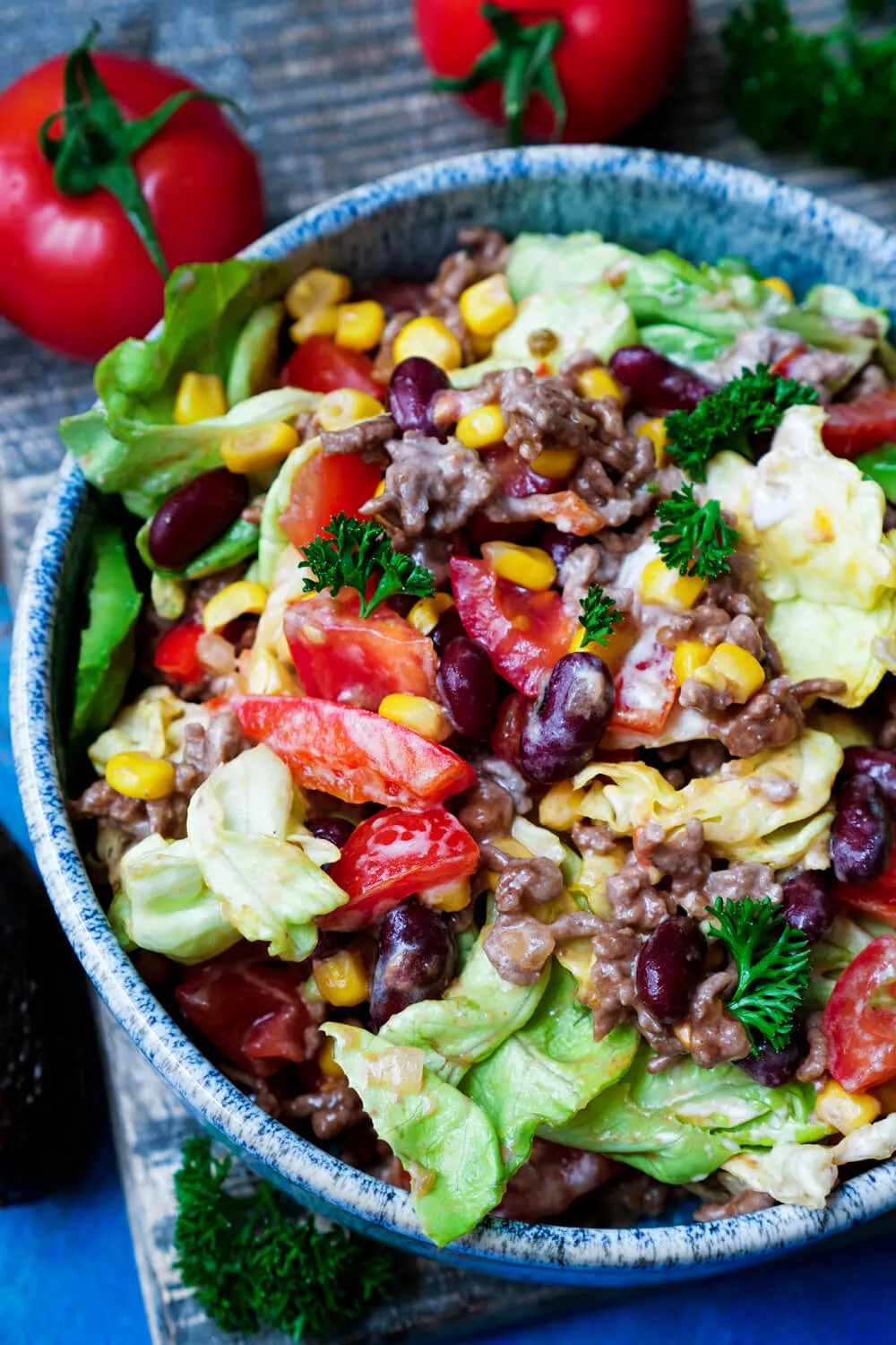 Mexikanischer Salat mit Avocado und Hackfleisch