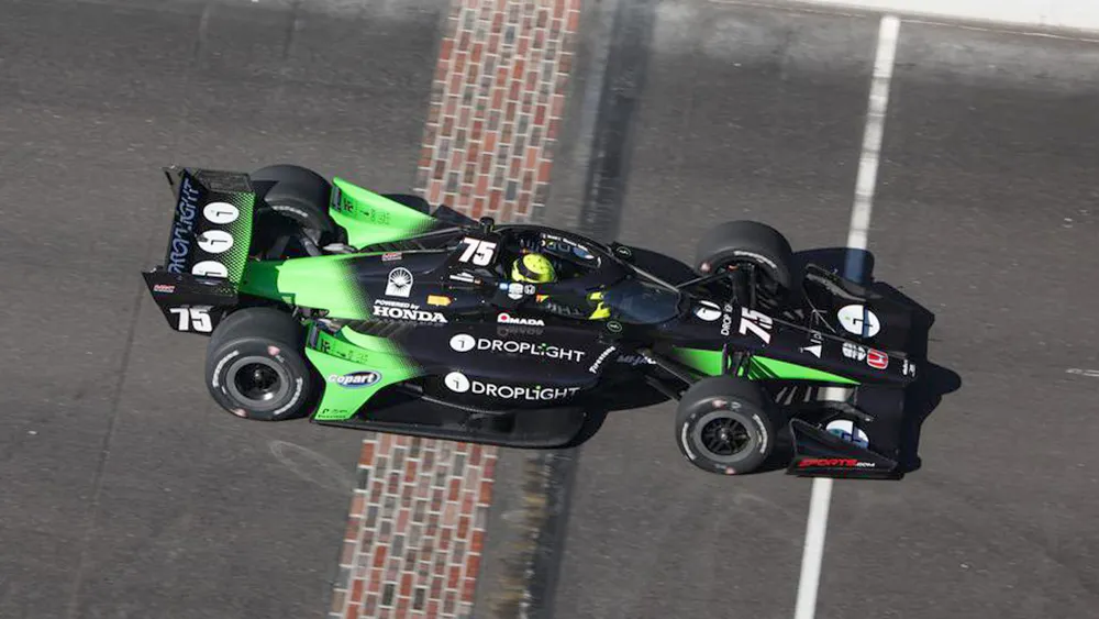 Mick Schumacher am Steuer, über seine Zukunft im Motorsport und die Möglichkeit einer Karriere in der IndyCar Series nachdenkend.