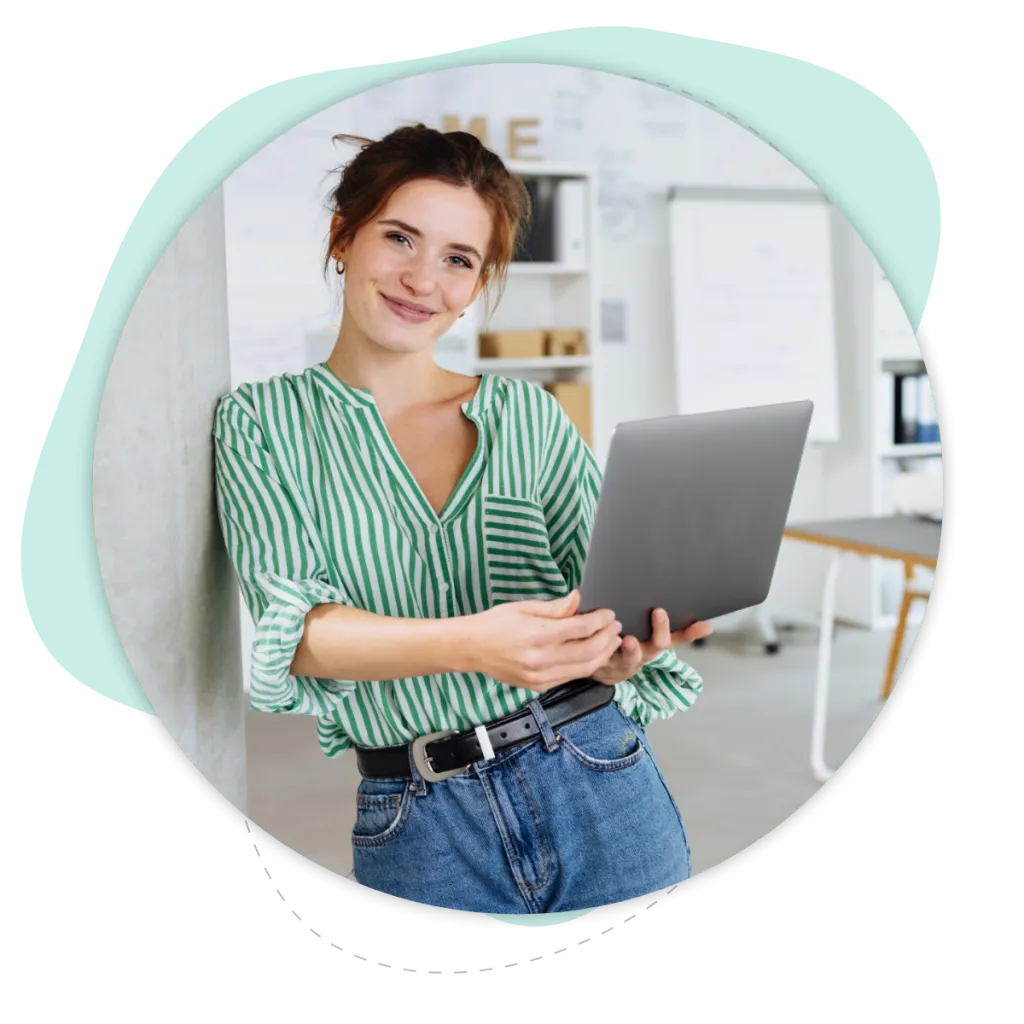 Mitarbeiterin nutzt Laptop zur Verwaltung von E-Commerce-Prozessen mit der sync4 Lexware Schnittstelle