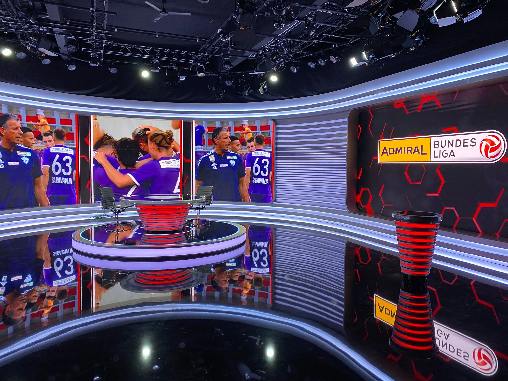 Moderationstisch und Stehpult im neuen Sky Sport Austria Studio mit LED-Videowand im Hintergrund