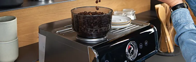 Moderne BEEM Siebträgermaschine mit integriertem Mahlwerk und frischen Kaffeebohnen