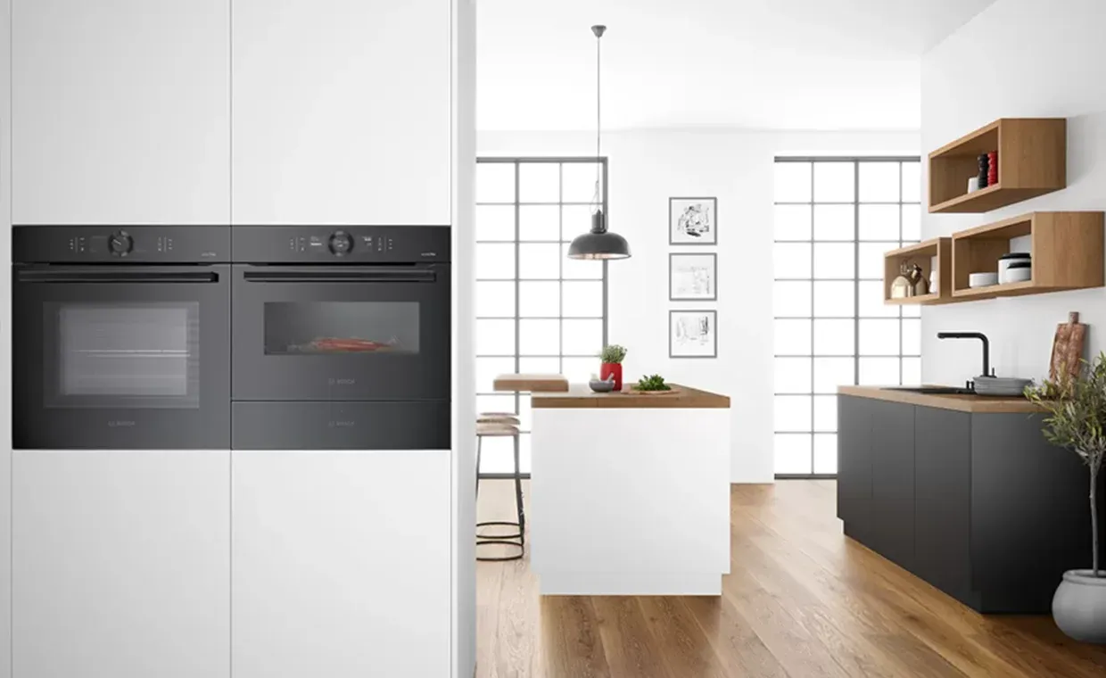 Moderne Küche mit eingebauten Geräten und stilvollem Design