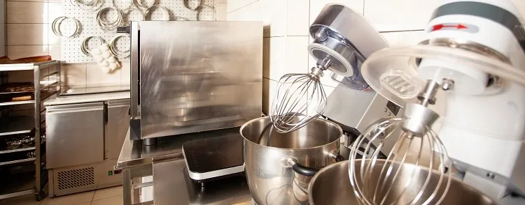 Moderne Küchenmaschine im Einsatz in einer professionellen Küche