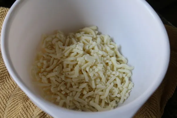 Mozzarella-Käse in einer mikrowellengeeigneten Schüssel bereit zum Schmelzen