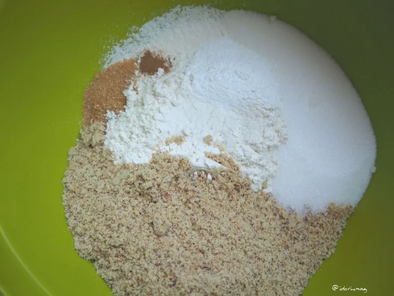 Muffin-Teig wird in Papierförmchen gefüllt