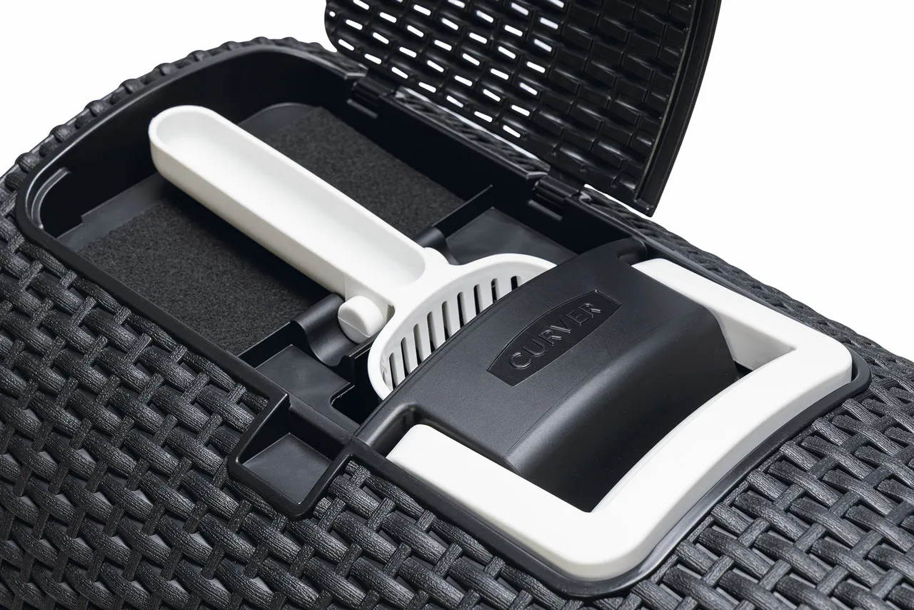 Nahaufnahme der Curver Katzentoilette, die das obere Fach mit der Streuschaufel zeigt.