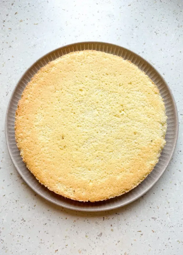 Nahaufnahme der Zutaten für den Erdbeerkuchen, darunter Schmand, Erdbeeren und Zitronen