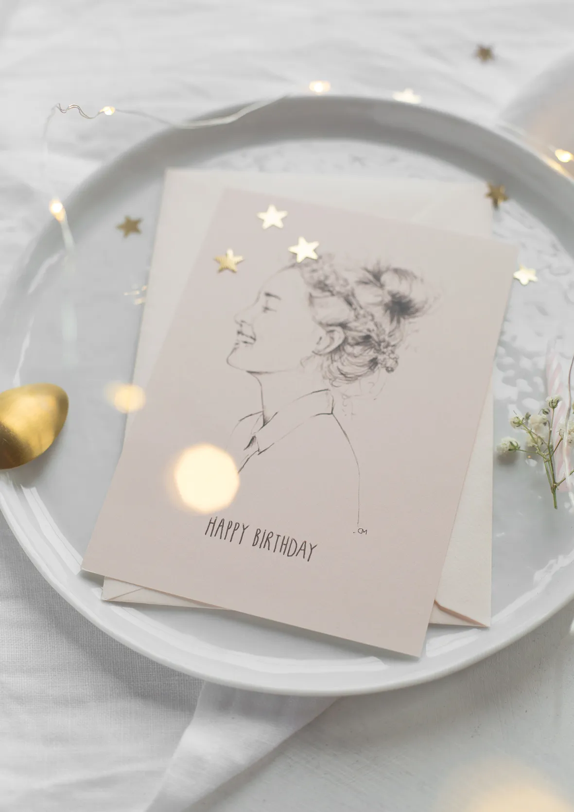 Nahaufnahme des festlichen Geburtstagskuchens mit funkelnden Wunderkerzen für den 33. Geburtstag