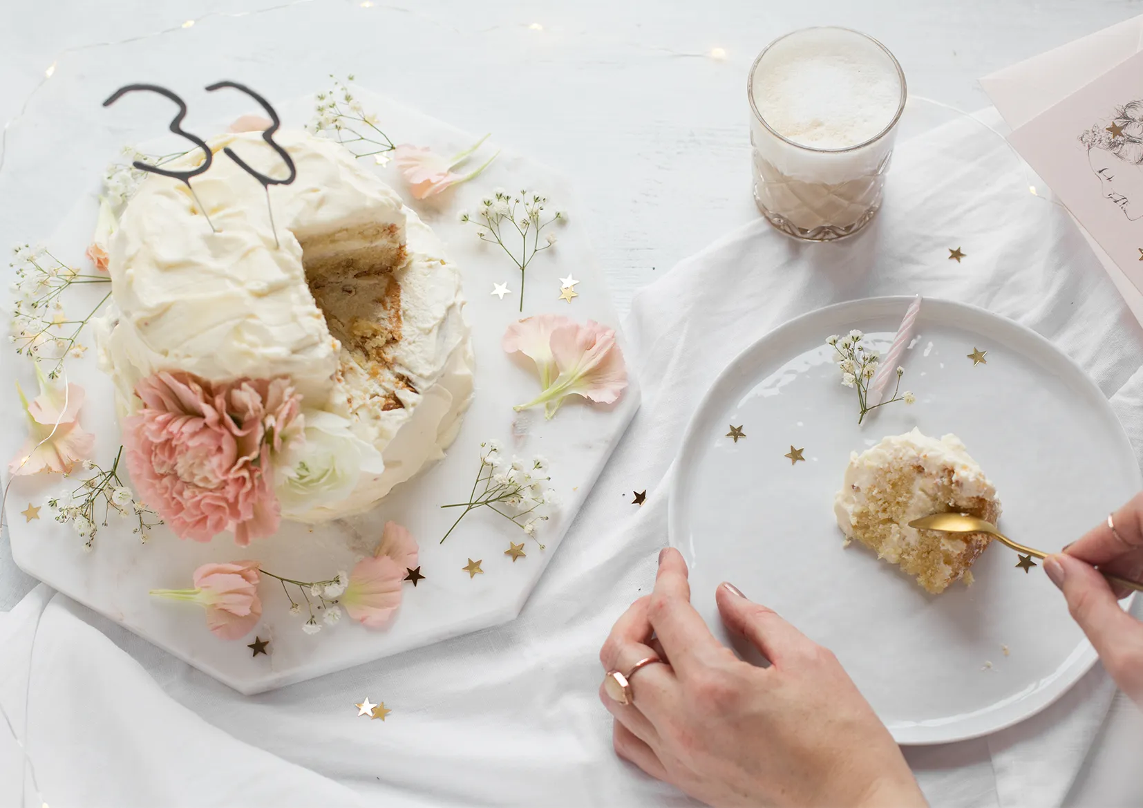 Nahaufnahme des zweistöckigen Geburtstagskuchens mit filigranen Blütenverzierungen