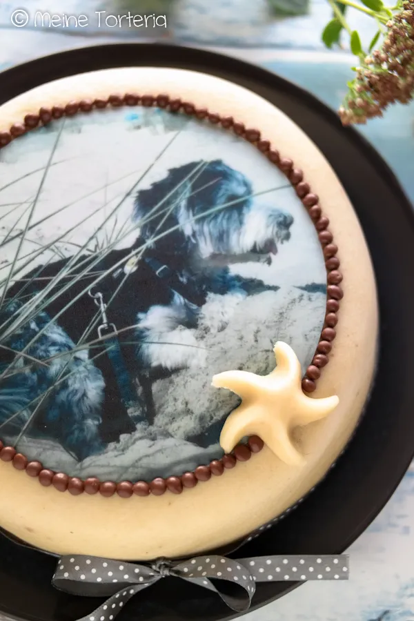 Nahaufnahme einer Geburtstagstorte zum 75. mit Marzipandecke und Ansatz der personalisierten Bilddeko