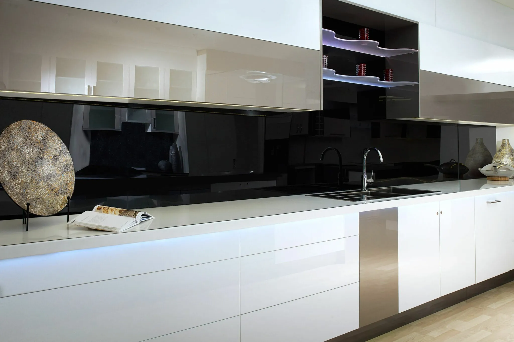 Nahaufnahme einer PLEXIGLAS® Küchenrückwand mit glänzender Oberfläche