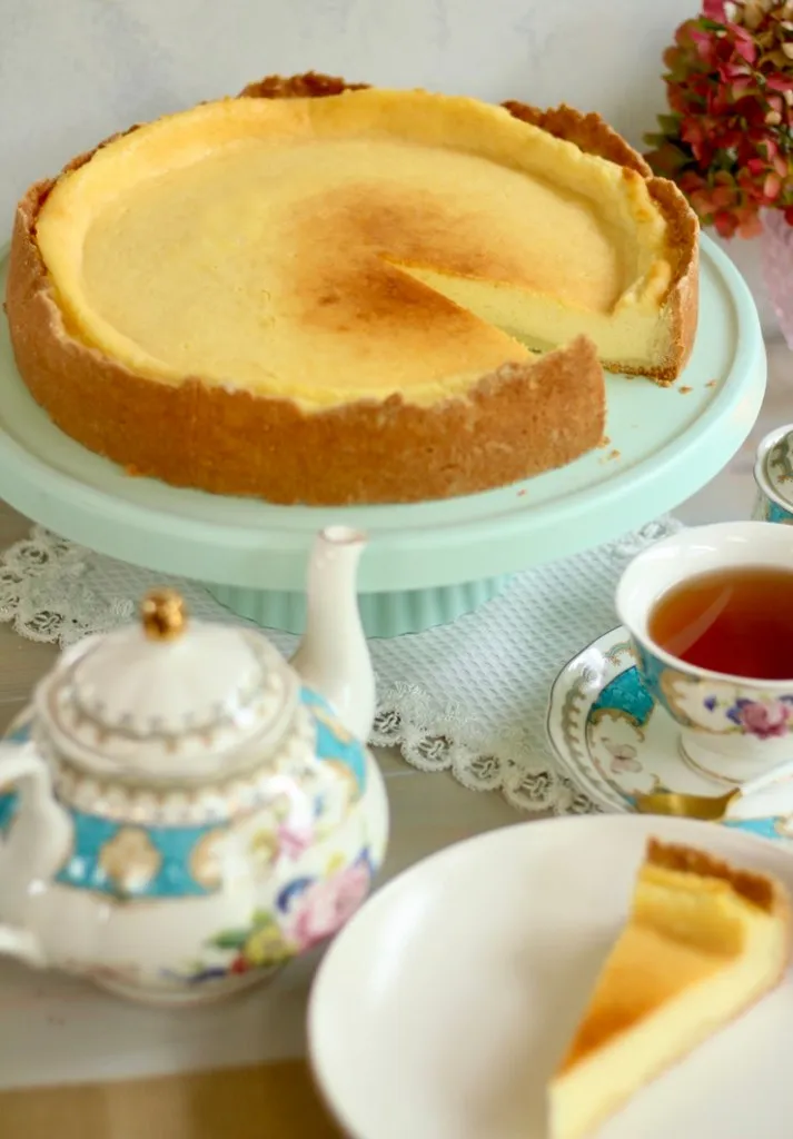 Nahaufnahme einer Scheibe Käsekuchen mit saftiger Füllung