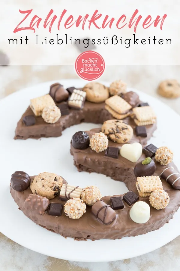 Nahaufnahme eines köstlichen Schoko-Zahlenkuchens mit bunter Süßigkeiten-Dekoration