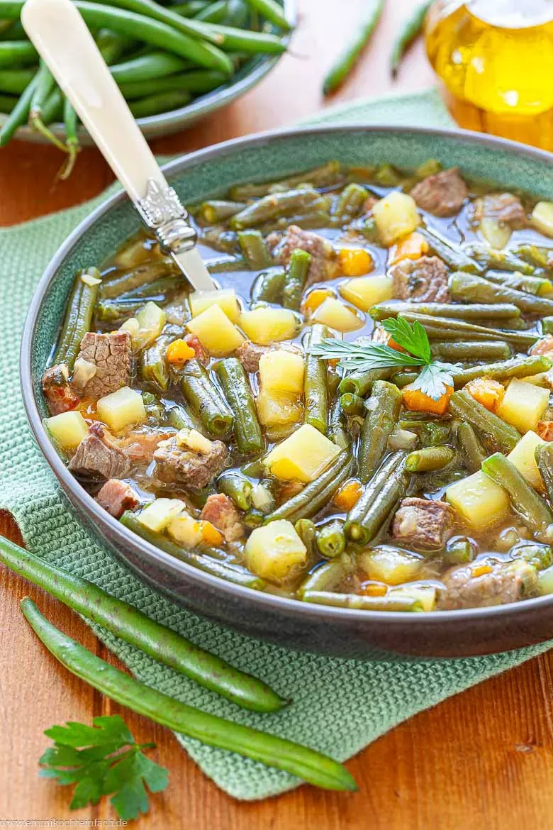 Nahaufnahme eines köstlichen, warmen Bohneneintopfs, fertig angerichtet in einer Schale