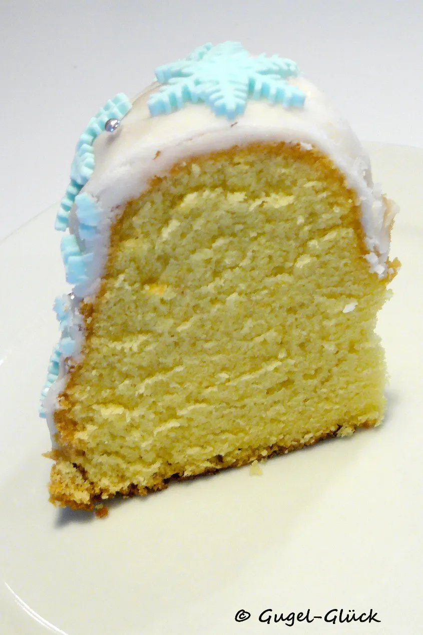 Nahaufnahme eines saftigen Zitronen-Gugelhupfs mit Puderzuckerglasur.