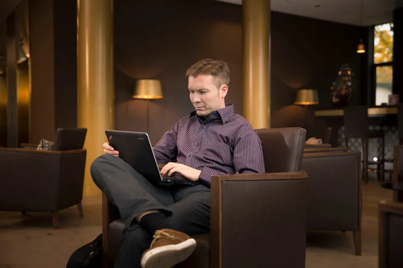 Nahaufnahme eines Studenten, der auf seinem Laptop studiert, mit Fokus auf flexible Lernmethoden