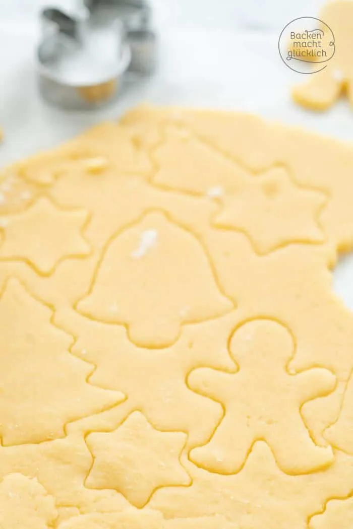 Nahaufnahme von ausgerollten Plätzchenteig mit verschiedenen Ausstechformen