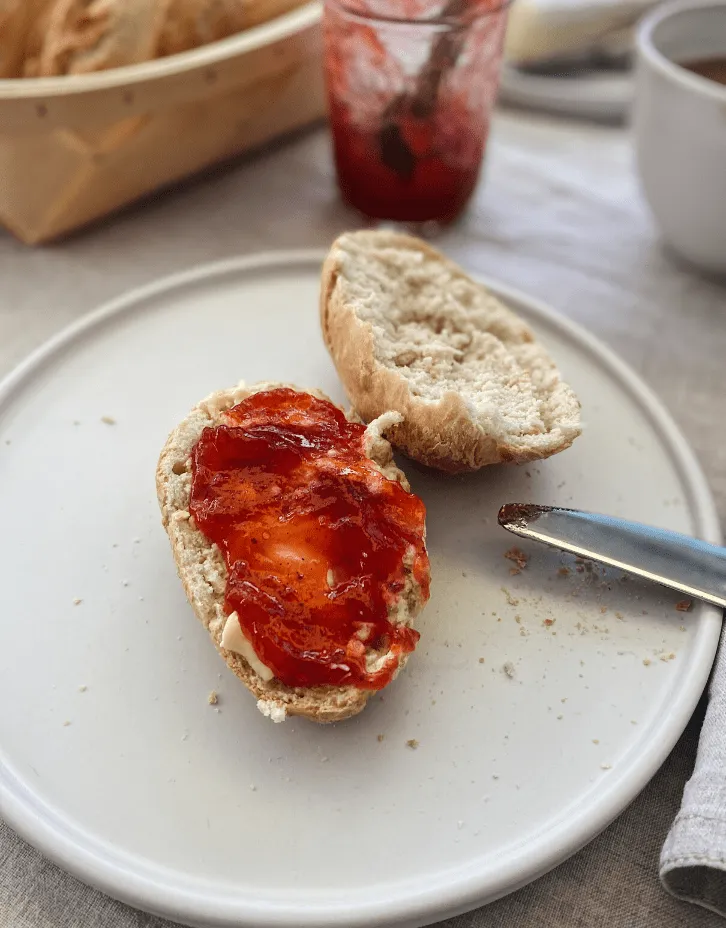Nahaufnahme von Brötchenteigling auf einem Backblech