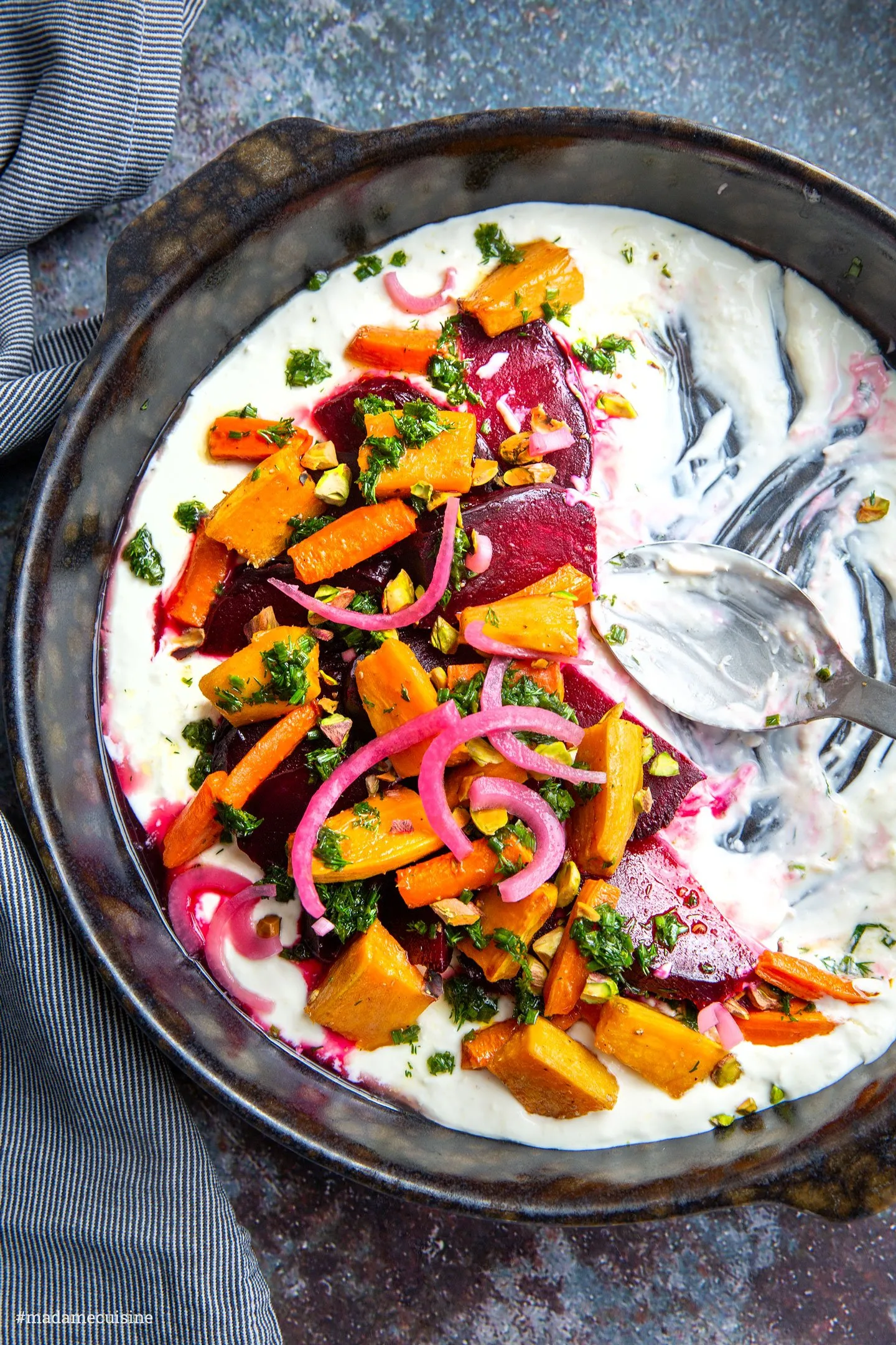 Nahaufnahme von farbenfrohem Wurzelgemüse auf Meerrettich-Creme