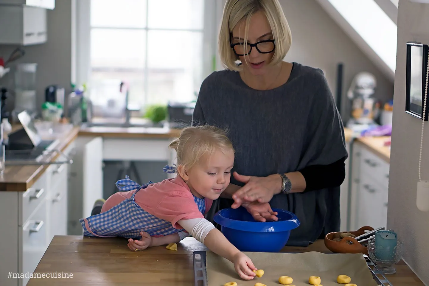 Nahaufnahme von frisch gebackenen Marmeladenplätzchen, gefüllt mit roter Marmelade, auf einem Backblech