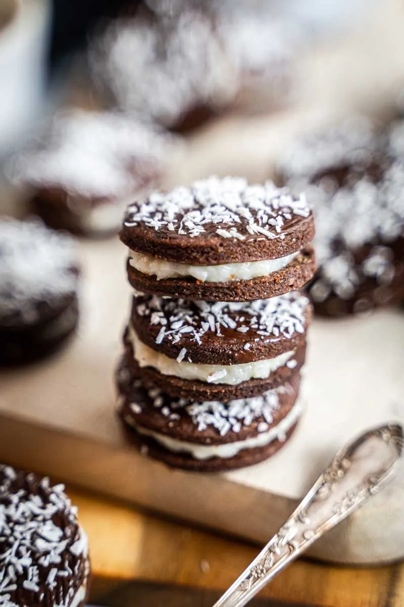 Nahaufnahme von frisch gebackenen Plätzchen mit Schokolade und Kokosfüllung, appetitlich präsentiert
