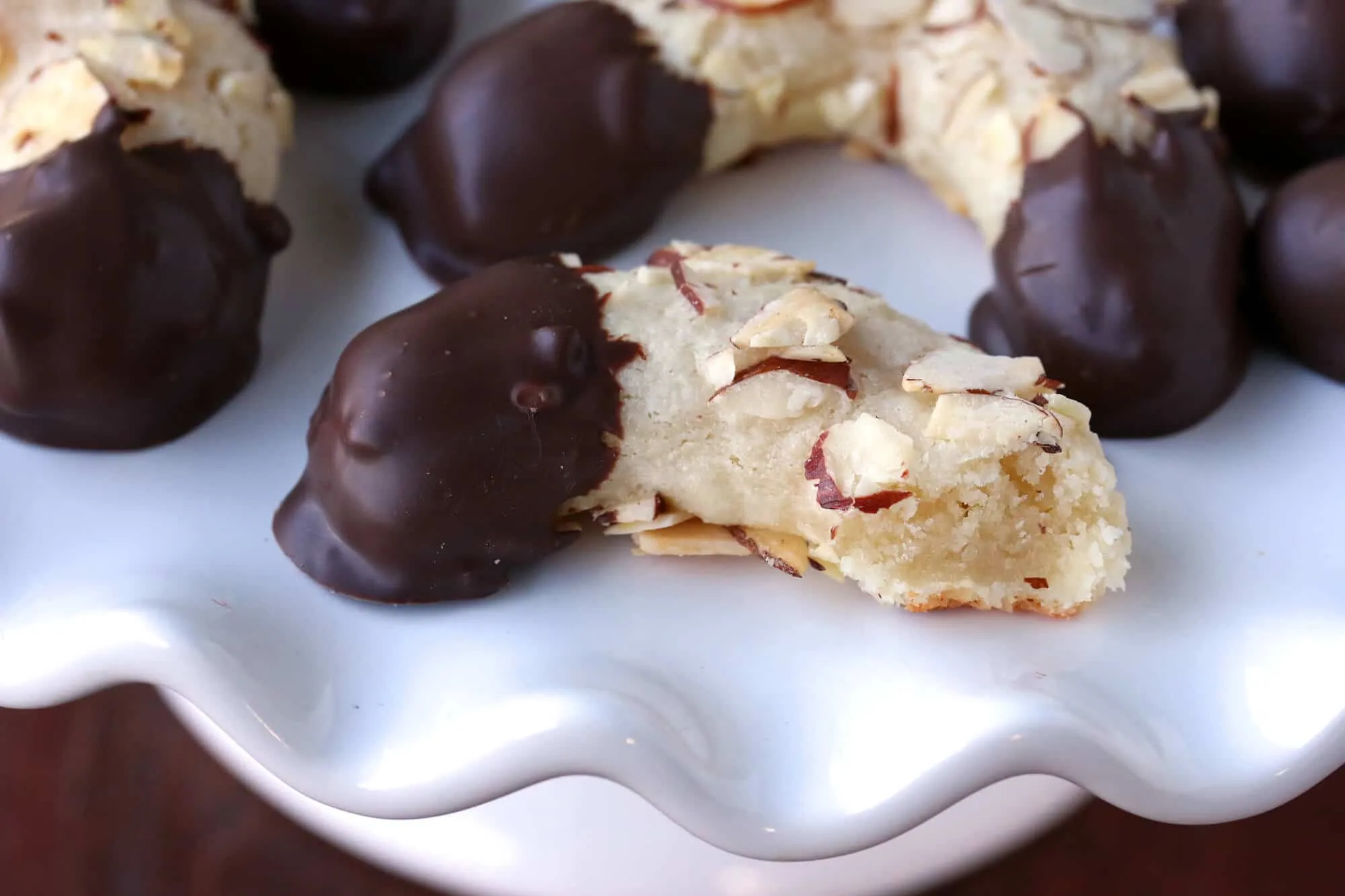 Nahaufnahme von frisch zubereiteten Mandelhörnchen auf einem Teller