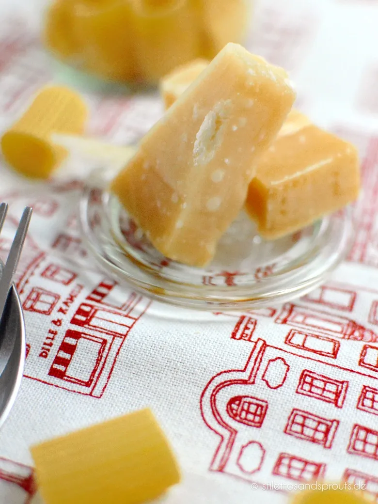 Nahaufnahme von frischem Parmesan, gerieben und bereit, in die cremige Sauce gegeben zu werden