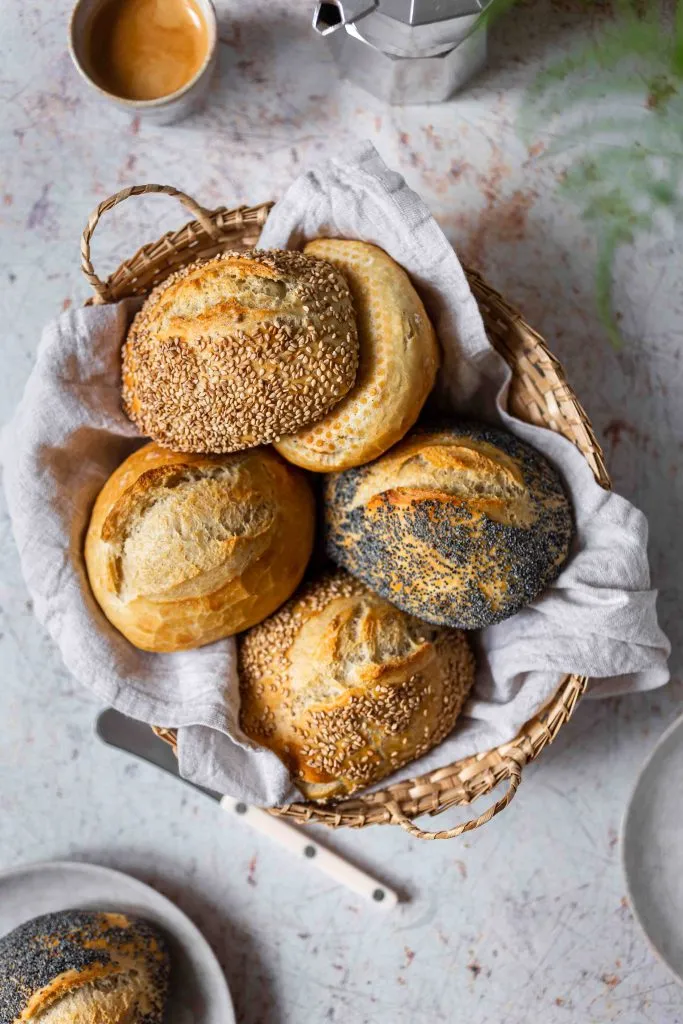 Nahaufnahme von goldbraunen, einfachen Brötchen