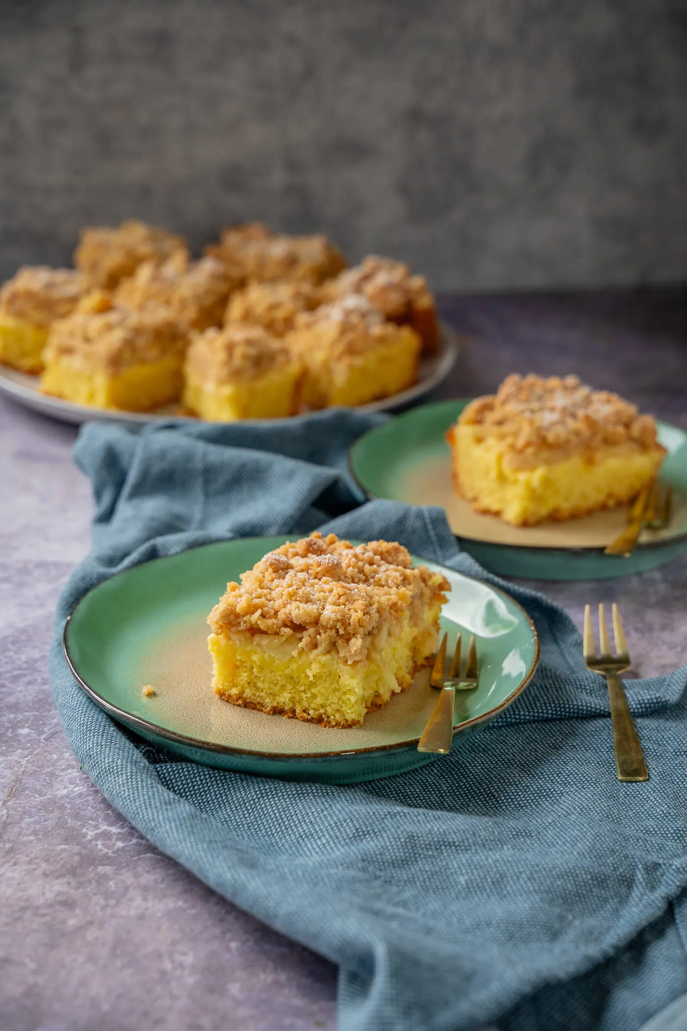Nahaufnahme von goldbraunen Zimtstreuseln auf einem Apfelkuchen