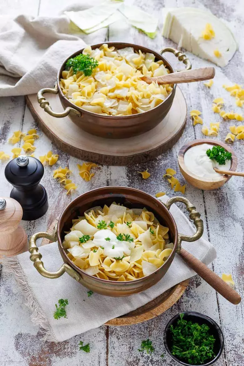 Nahaufnahme von Krautfleckerl in einer großen Schüssel, bereit zum Servieren