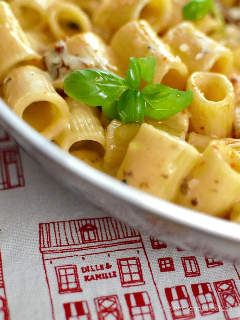 Nahaufnahme von Marry Me Pasta in einer Pfanne, bedeckt mit cremiger Sauce, getrockneten Tomaten und frischem Basilikum