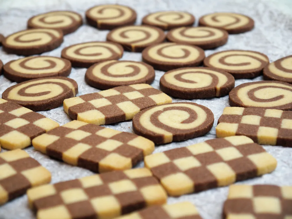 Nahaufnahme von Schwarz-Weiß-Gebäck mit Schachbrett- und Spiralmuster