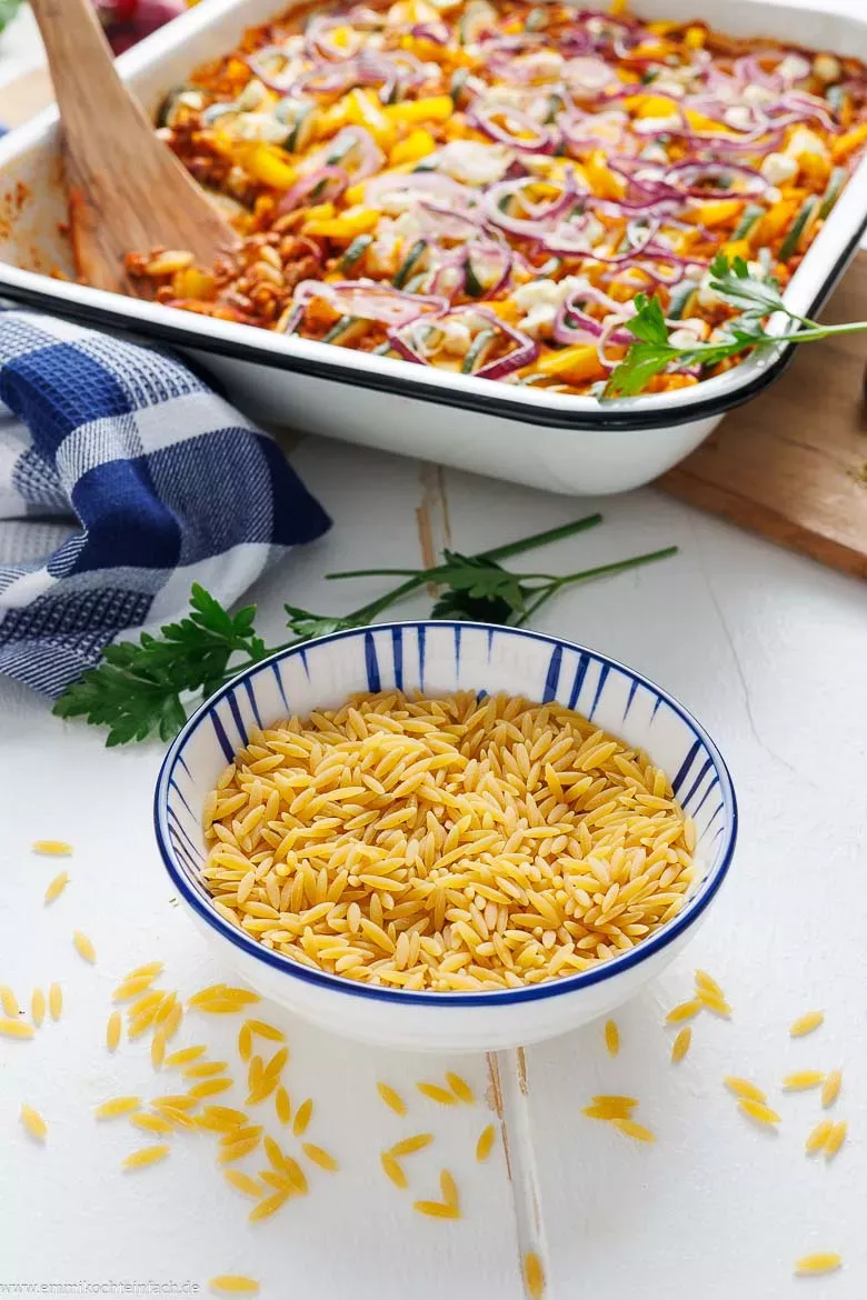 Nahaufnahme von ungekochten Kritharaki-Nudeln, den kleinen Reisnudeln, bereit für den griechischen Auflauf