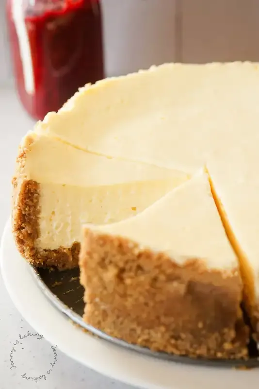 New York Cheesecake mit Himbeersoße