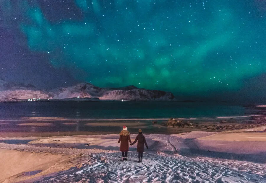 Nordlichter leuchten über einer Küstenlandschaft