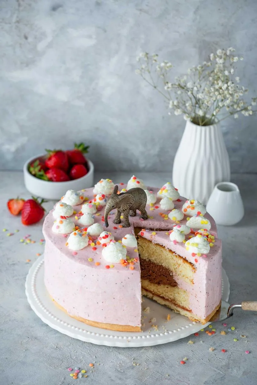Nostalgische Benjamin Blümchen Torte mit doppelter Cremefüllung, ein Kindergeburtstagsklassiker.