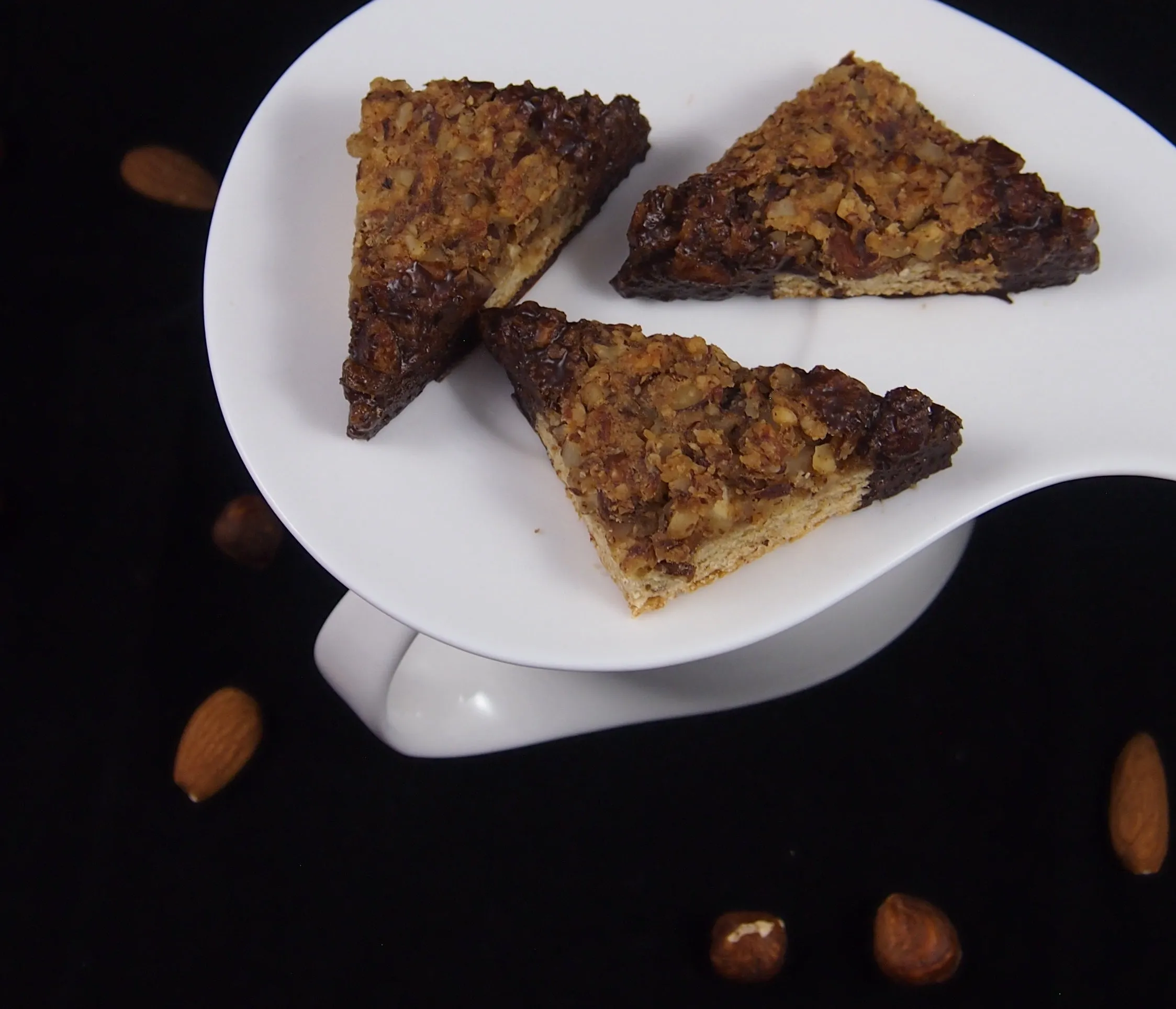 Nussige Nussecken ohne Zucker, mit Datteln und Fruchtmark gesüßt