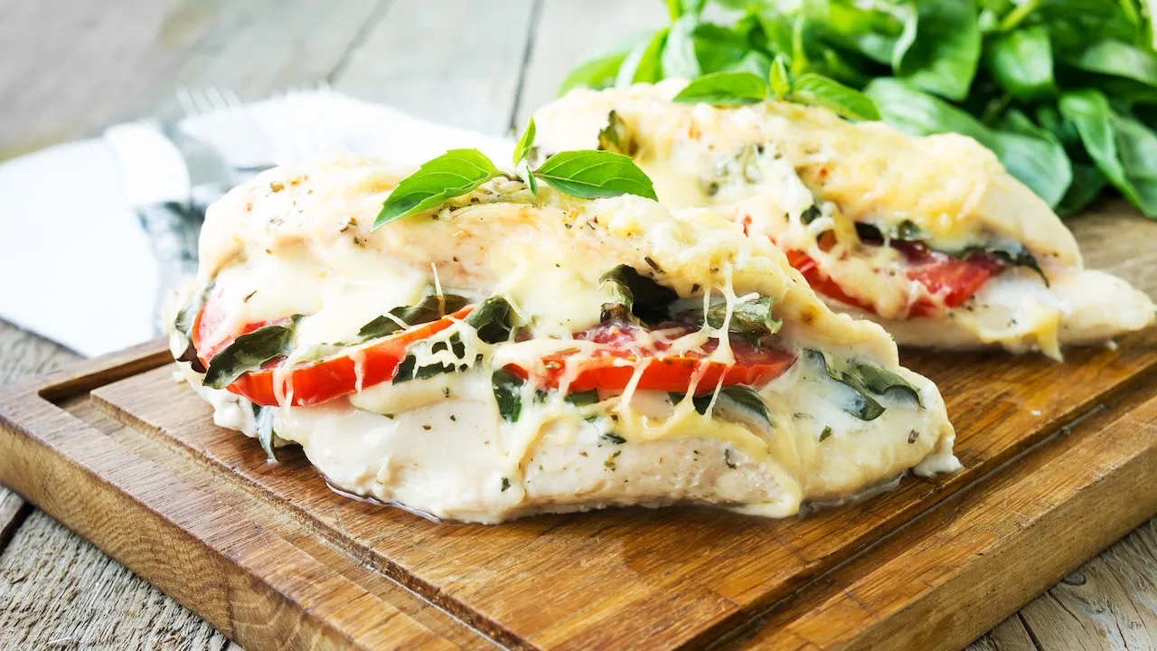 Ofengebackenes Caprese-Hühnchen mit geschmolzenem Mozzarella und frischen Tomatenscheiben