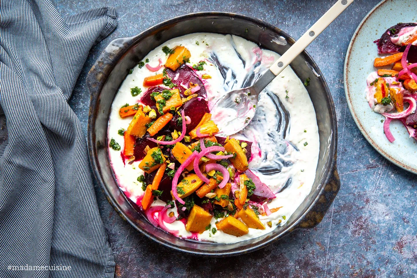 Ofengegartes Wurzelgemüse auf cremiger Meerrettich-Creme serviert