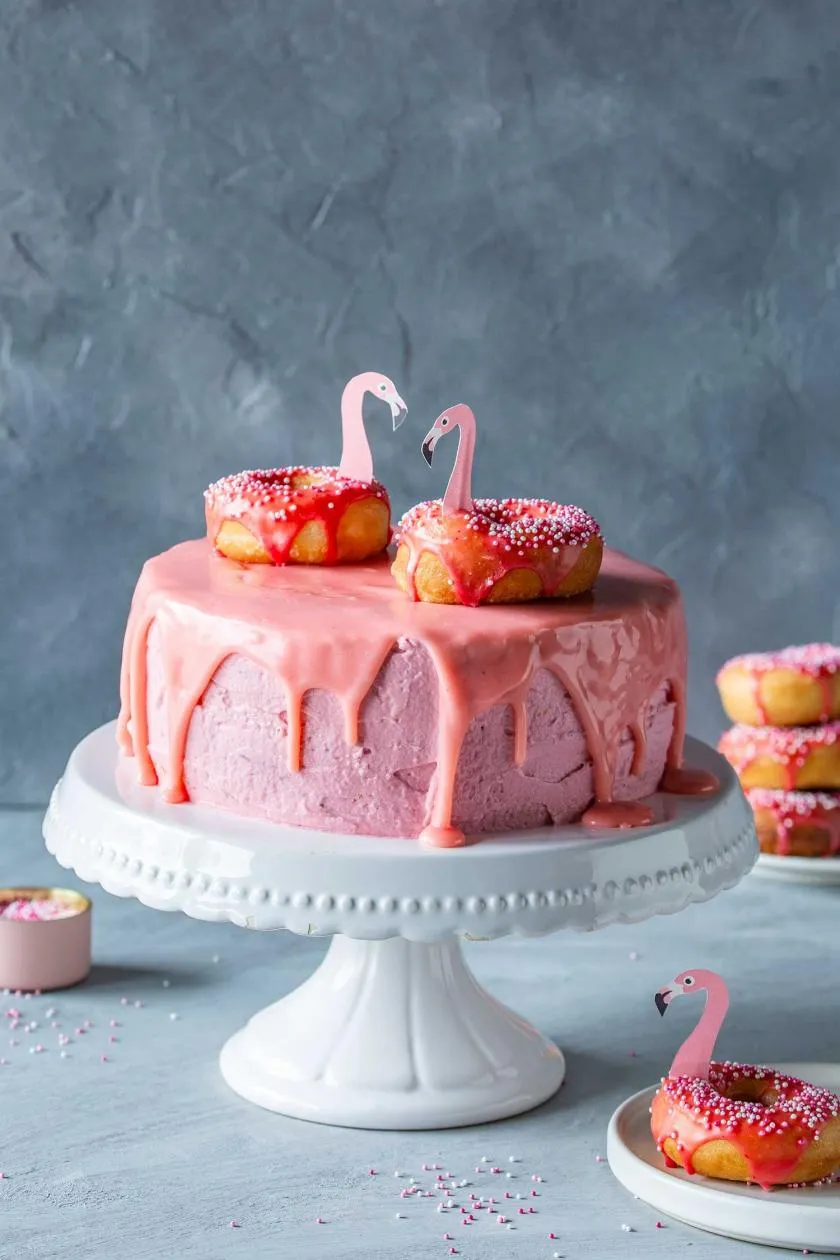 Originelle Flamingo-Torte mit Donuts, einfach zu gestalten für den Kindergeburtstag.